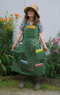 Bibliothécaire prête pour raconter les histoires au jardin de Pomelo