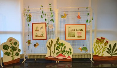Illustrations originales encadrées présentées sur grille, jalonnées des décors en carton peint, à la Médiathèque de Villeurbanne Tonkin (69)