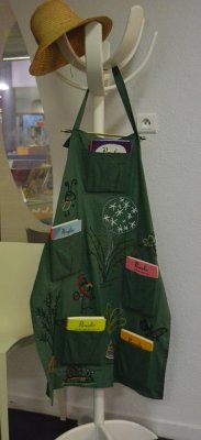 Tablier de lecture accompagné de son chapeau de jardinier destinés aux professionnels pour les accueils de classe, heure du conte, et autre animations de l'exposition