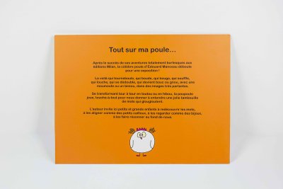 Dibond de présentation de l'exposition "Tout sur ma poule". Dimensions (Lxh) : 50x37,5 cm.