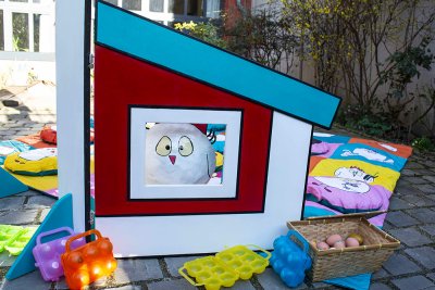 &Agrave; la fen&ecirc;tre de son poulailler, Poupoule guette les acheteurs potentiels !