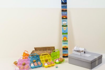 Kit complet du jeu " Poupoule la vendeuse d'&oelig;ufs" : 5 bo&icirc;tes de couleurs, 35 &oelig;ufs,1 panier et son couvercle, 1 d&eacute; &agrave; 8 facettes, 1 pion soleil et 1 r&eacute;glet.