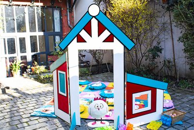 Le poulailler de "Poupoule la vendeuse d'&oelig;ufs", le tapis d'&eacute;veil et les accesoires du jeu. Dimensions(Lxh) : 250x170 cm