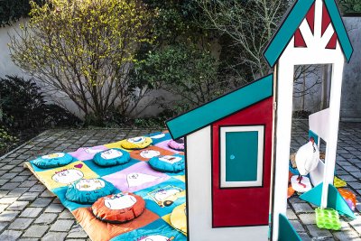 Poulailler et tapis de reconnaissance des couleurs. Dimensions (Lxl) : 250x250 cm.