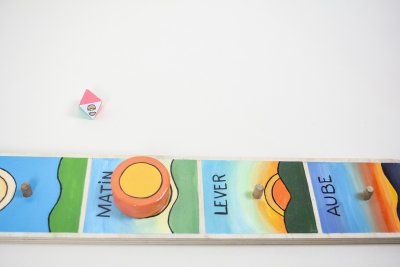 R&eacute;glet avec le pion soleil positionn&eacute; sur une &eacute;tape du parcours