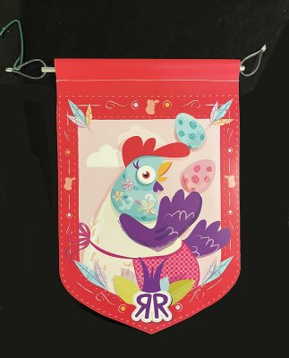 Fanion "La poule coquine" impression recto-verso. Il fait partie d'un lot de 5 fanions &agrave; l'effigie des 5 animaux principaux du r&eacute;cit. Dimensions (lxh) : 30x45 cm.