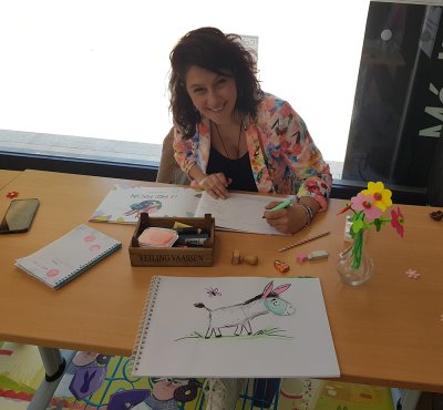 D&eacute;dicace d'albums men&eacute;e par Marl&egrave;ne Verglas au sein de l'exposition.