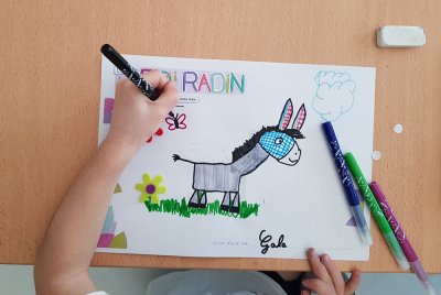 Dessin et coloriage de Gala au feutre.