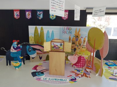 Espace de pr&eacute;sentation et d'animation du kamishiba&iuml;. Entour&eacute; des silhouettes des personnages, les planches du r&eacute;cit se succ&egrave;dent et emportent les enfants dans un imaginaire color&eacute;.