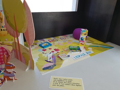Espace d'accueil au sol pour permettre aux enfants de jouer.