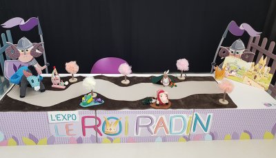 De plus pr&egrave;s&hellip; De merveilleux personnages cr&eacute;&eacute;s en couture par l'entourage de l'auteur.