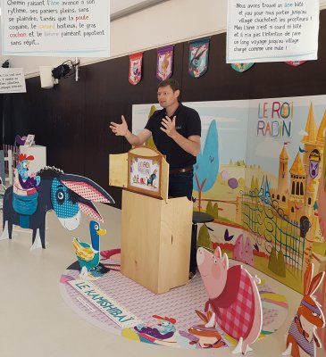 Pr&eacute;sentation de l'espace Kamishiba&iuml; par l'auteur et animateur C&eacute;dric Janvier. Attention l'histoire va commencer !