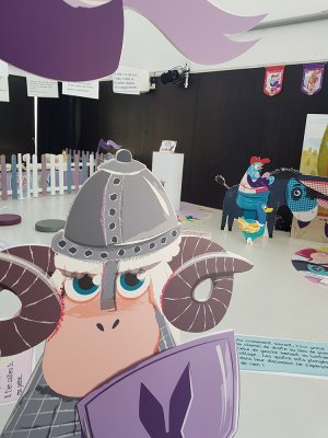 Un des deux gardiens de l'entr&eacute;e du palais du roi. Grand d&eacute;cor recto-verso sur pied.